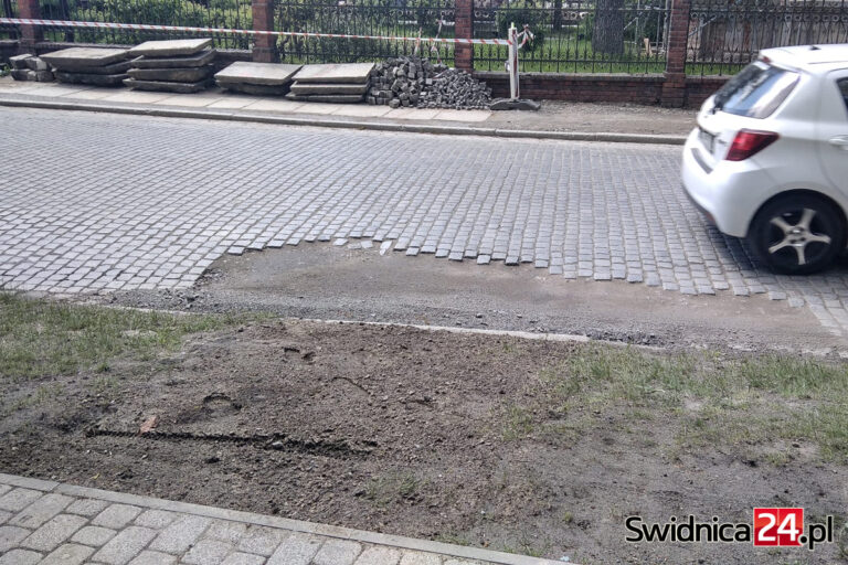 Wyboista droga na Sikorskiego. Kiedy zakończą się utrudnienia i naprawiona zostanie jezdnia?