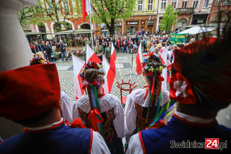 Uroczyście i tanecznym krokiem. Świdniczanie świętowali Dzień Flagi [FOTO/VIDEO]