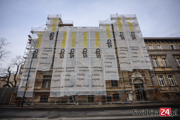 Zabytkowa willa w rusztowaniach. Ruszył kolejny etap renowacji, blask odzyskują architektoniczne detale [FOTO]