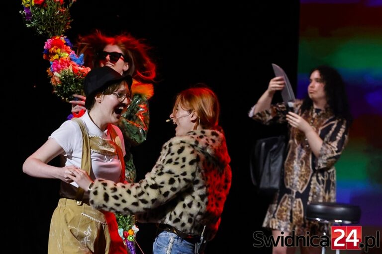 Rollercoaster wrażeń w świdnickim teatrze. Młodzi alchemicy nie pozwolili nudzić się publiczności [DUŻO ZDJĘĆ]