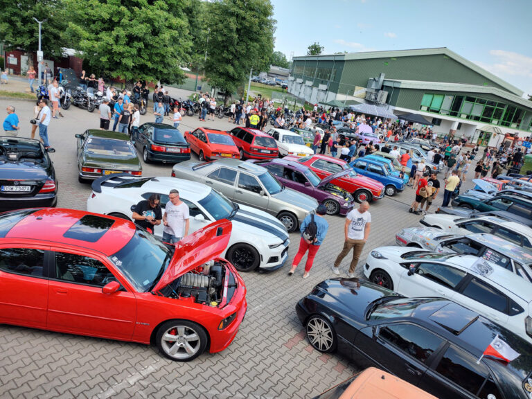 Miłośnicy motoryzacji opanowali Strzegom. „Moto inwazja” z charytatywnym akcentem [FOTO/VIDEO]