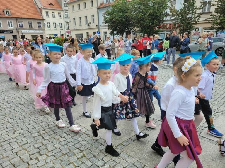 Dzieci i młodzież zatańczyli poloneza w Świebodzicach [FOTO/VIDEO]
