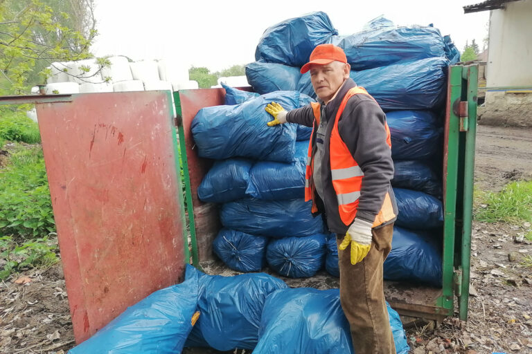 Tony śmieci w stawach, zaśmiecone punkty turystyczne. „Aż głowa boli, patrząc na to, co ludzie wyczyniają” [FOTO]