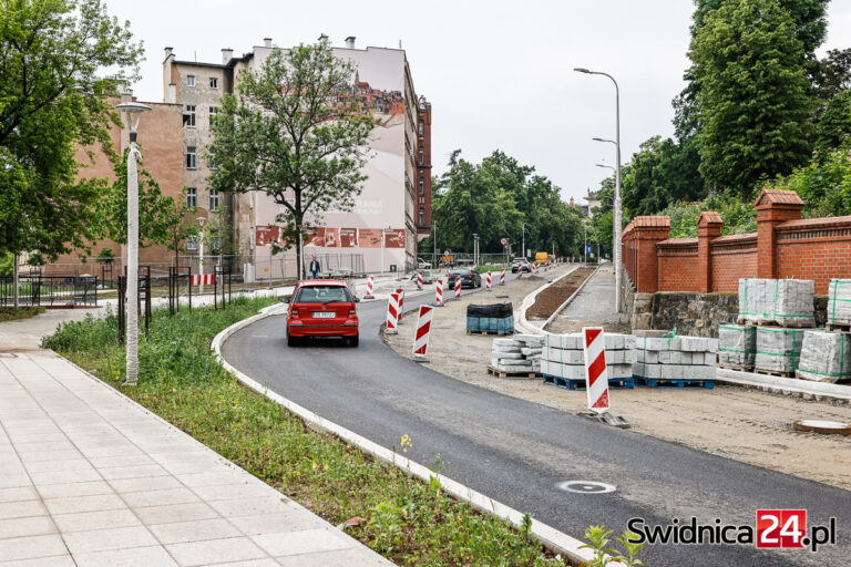 Aleja Niepodległości w przebudowie. „Jedna strona remontowanego odcinka gotowa” [FOTO]