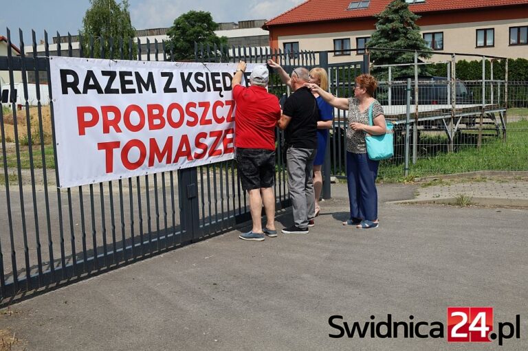 Wymogli na biskupie spotkanie, zawiesili baner. Walka o proboszcza trwa