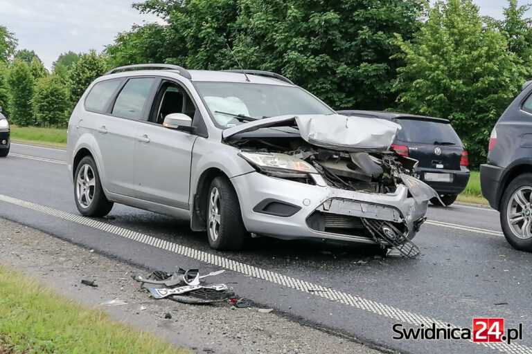 Niebezpiecznie na „trzydziestce piątce”. Kolizja w Świdnicy, zderzenie trzech pojazdów w Marcinowicach