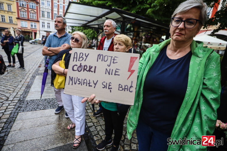 „Ani jednej więcej!”. Ogólnopolskie protesty po śmierci ciężarnej 33-latki, manifestacja również w Świdnicy [FOTO/VIDEO]