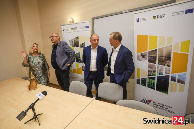 W Świdnicy otwarto filię instytucji zarządzającej funduszami unijnymi. Docelowo ulokuje się w budynku dawnej szkoły [FOTO/VIDEO]