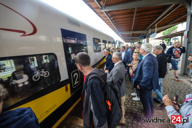 „Absolutnie historyczna chwila”. Po ponad 30 latach pasażerowie znów pojechali pociągiem do Zagórza Śląskiego i Jedliny-Zdroju [FOTO/VIDEO]