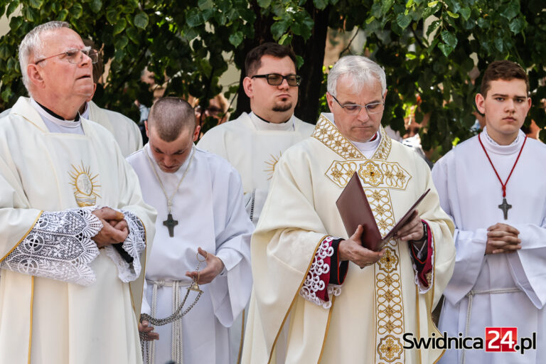 Parafianie protestują przeciwko odwołaniu proboszcza. Pismo do biskupa wystosowali radni