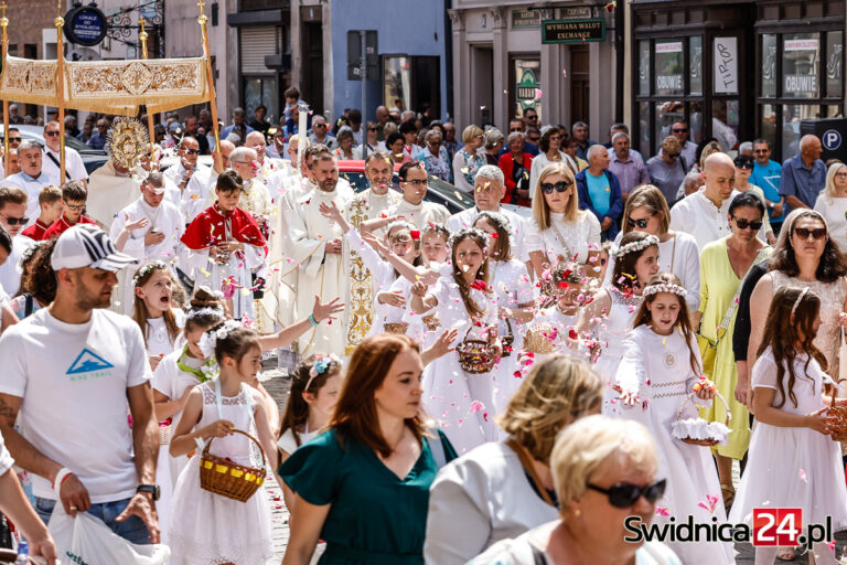 Procesje Bożego Ciała przeszły przez Świdnicę. „Jezus nie jest tu gościem, ale gospodarzem” [FOTO]