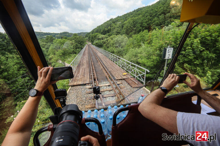 Przejechaliśmy wyremontowaną trasą ze Świdnicy do Jedliny-Zdroju. Zobacz, jak wygląda na dzień przed wznowieniem połączeń [FOTO/VIDEO]