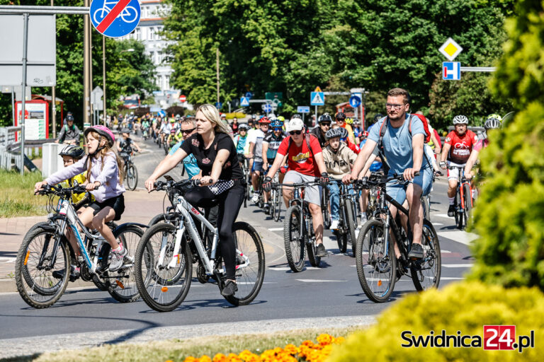 Rowerowy rajd przejechał przez Świdnicę. Święto sportu na boiskach OSiR [FOTO/VIDEO]
