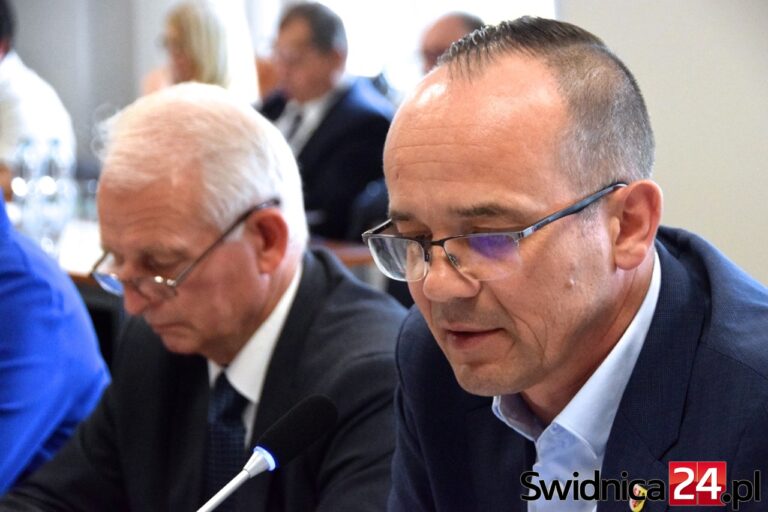 Podwyżek nie będzie? Pracownicy rozgoryczeni, starosta wskazuje na wielką dziurę budżetową po decyzjach rządu PiS