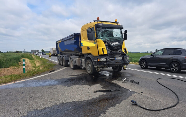 Zderzenie dwóch ciężarówek na krajowej „piątce” [FOTO]