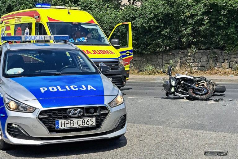 Zderzenie auta osobowego z motocyklem na wjeździe do Strzegomia [FOTO]