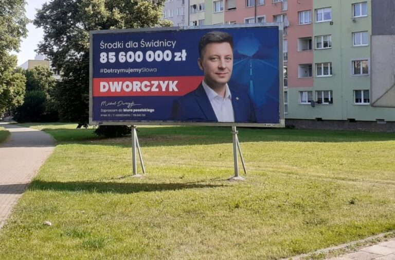 Banery posła Dworczyka. Finansowanie ściśle tajne?