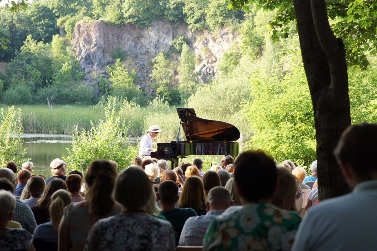 Od koncertu fortepianowego po wystawę malarstwa. Kultura w strzegomskim kamieniołomie [FOTO]