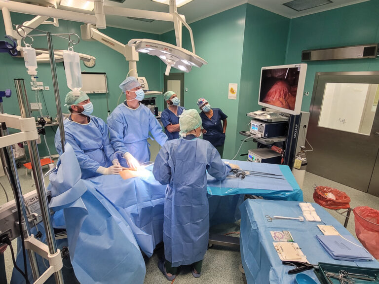 Chirurg ze świdnickiego „Latawca” w elitarnym gronie. Bierze udział w nowatorskim projekcie szkoleniowym [FOTO]