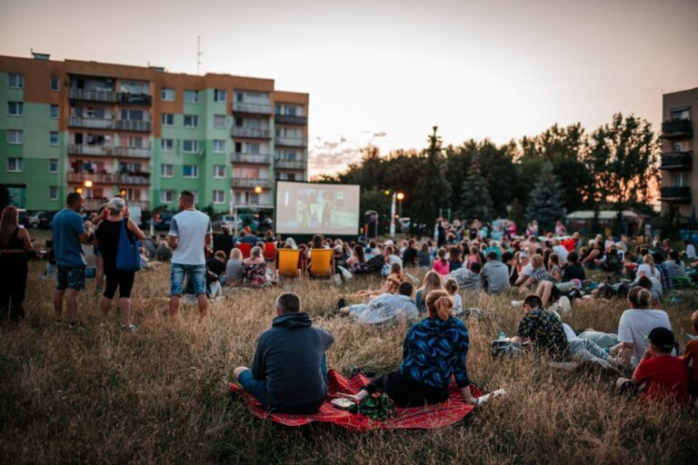 Kino na kocach w Świdnicy. Pierwszy seans na Osiedlu Zarzecze