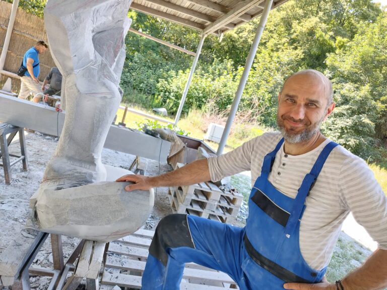 Rzeźbiarze tworzą w Strzegomiu. Efekty ich pracy poznamy za tydzień [FOTO]