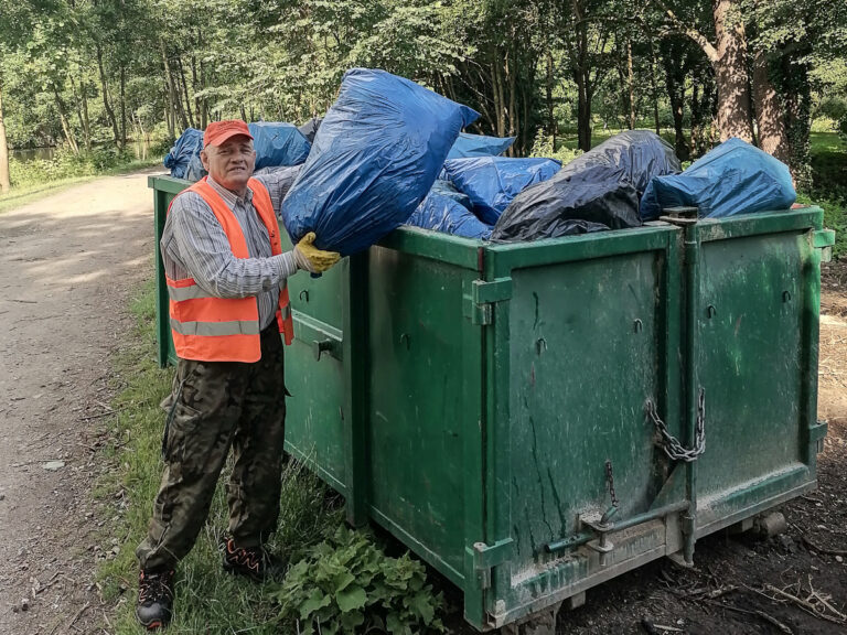 Walka z wiatrakami? Społecznik likwiduje dzikie wysypiska, jednak co rusz powstają kolejne [FOTO]