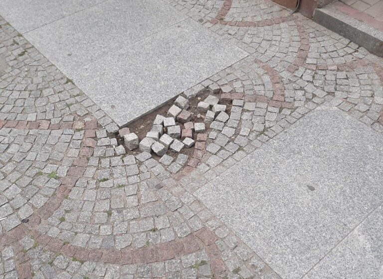 „Kostki wypadają i walają się po ulicy”