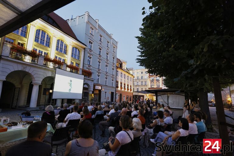 Obejrzeli film na Rynku i zjedli ciasto za zdrowie Hani [FOTO]