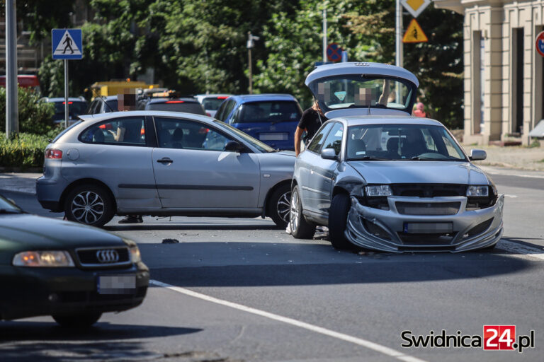 Zderzenie dwóch aut na skrzyżowaniu Komunardów i Kolejowej [FOTO]