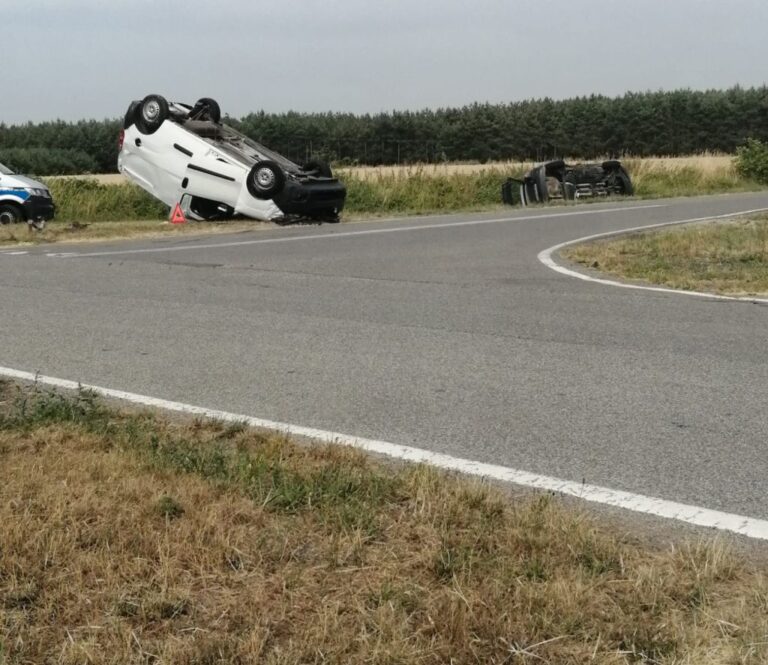 Zderzenie zakończone dachowaniem [FOTO]