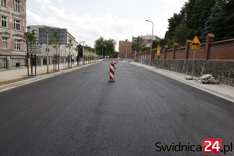 Po dwóch latach jest nareszcie asfalt na Alei Niepodległości. Kiedy wróci ruch w dwóch kierunkach? [FOTO]