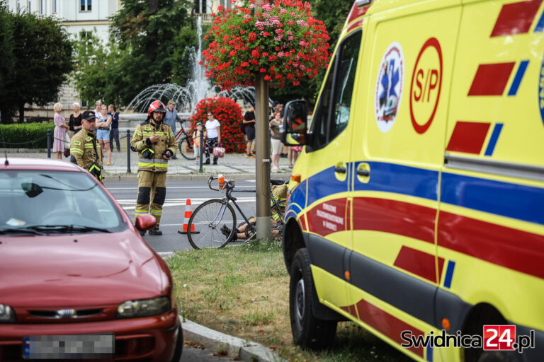 Zderzenie rowerzysty z autem osobowym na placu św. Małgorzaty. 86-latek trafił do szpitala