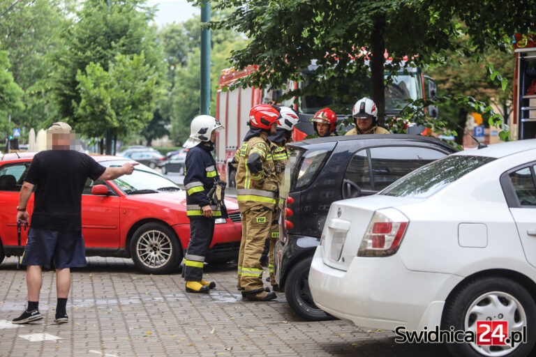 Smart w ogniu. Auto zapaliło się na parkingu [FOTO]