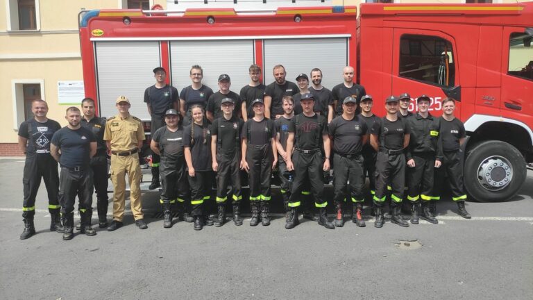 Nowi strażacy zdali egzamin. Mogą już brać udział w akcjach ratowniczo-gaśniczych [FOTO]