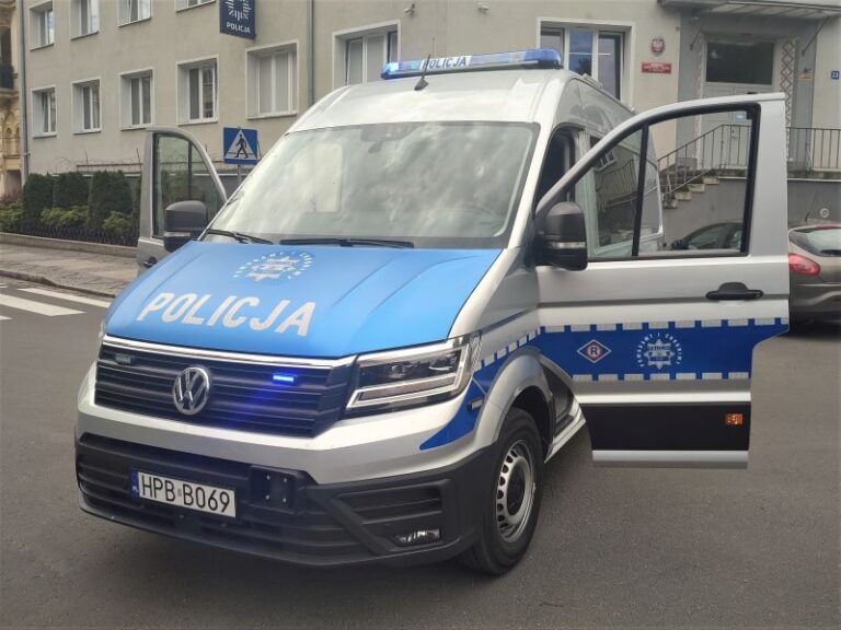 Nowy wóz świdnickiej policji. To mobilna stacja diagnostyczna [FOTO]