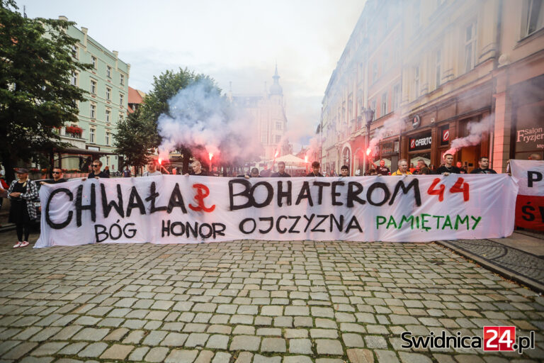 Świdniczanie oddali hołd powstańcom warszawskim [FOTO/VIDEO]