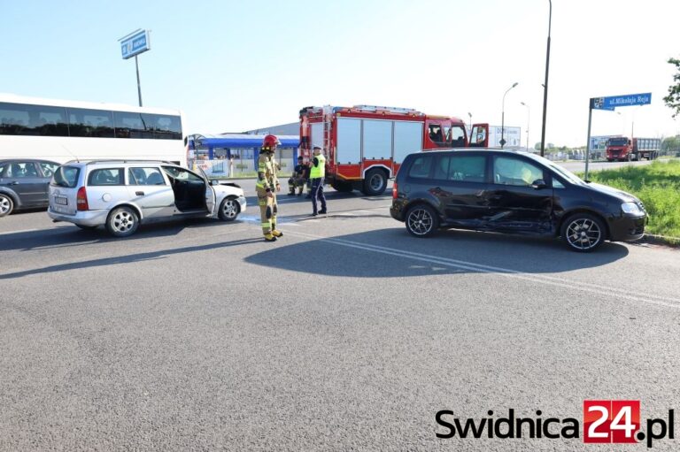 Zderzenie na Szarych Szeregów. Dziecko przewiezione do szpitala [FOTO]