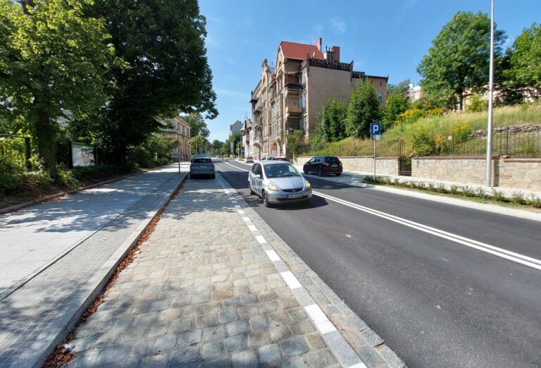 Zakończono przebudowę al. Niepodległości. Wrócił ruch dwukierunkowy [FOTO/VIDEO]