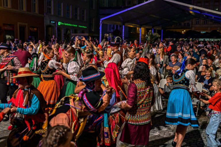 Cały świat na strzegomskim Rynku. Trwa Festiwal Folkloru