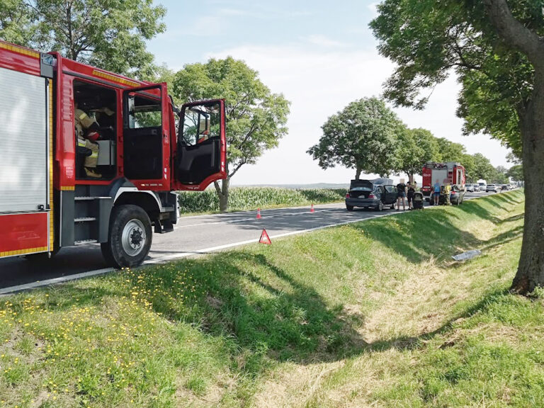 Zderzenie dwóch aut na krajowej „piątce”. Jednym z samochodów podróżowało małe dziecko [FOTO]