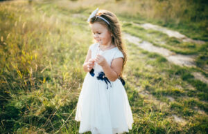 Sukieneczki dla druhenek na jesień i zimę. Jakie trendy rządzą branżą ślubną w 2023 roku?