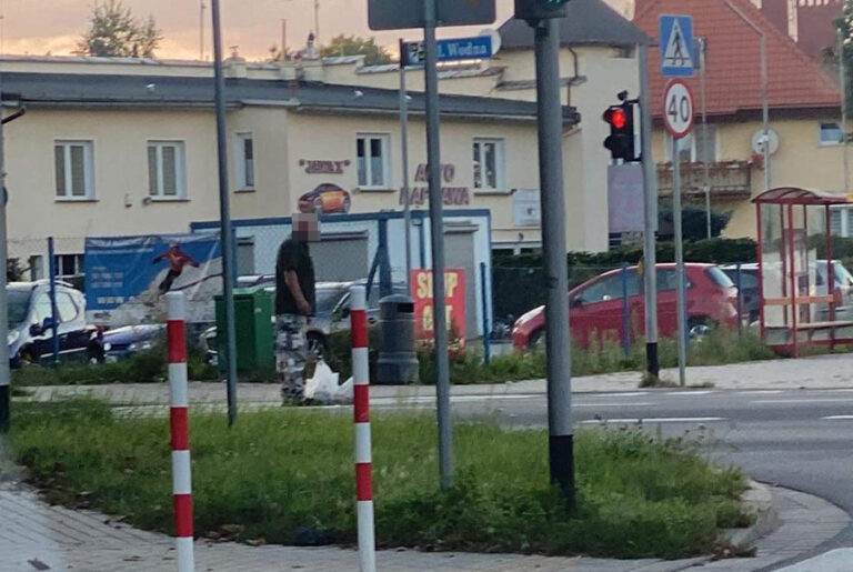 „Kierował ruchem” i zaczepiał kierowców. Pijany agresor trafił na policyjny „dołek”