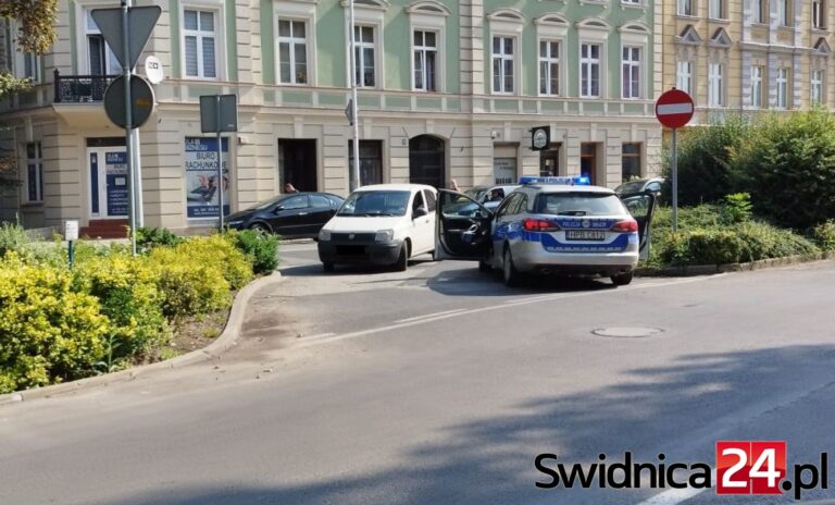 Kierowcy zatrzymali pijanego, który jechał wężykiem przez centrum Świdnicy