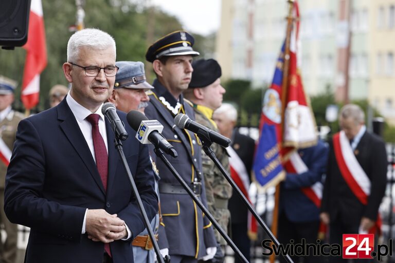 Polityczna agitacja na obchodach rocznicy Bitwy Warszawskiej. Poseł straszy „katastrofą jak w 1939 roku” [FOTO]