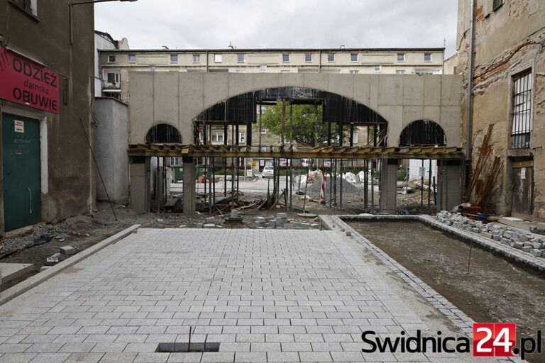 Rewitalizacja podwórek za 10 milionów złotych. Dużo granitu. Co z placem zabaw? [FOTO]