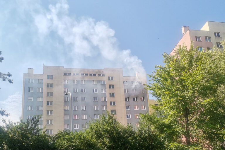 Pożar mieszkania na Osiedlu Młodych. Ewakuowano kilka pięter wieżowca [FOTO/VIDEO]