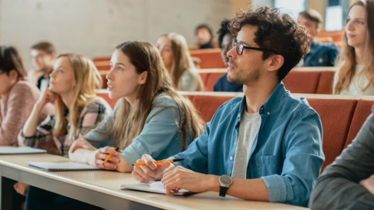 Studia zaoczne Warszawa – jak pogodzić pracę z nauką?