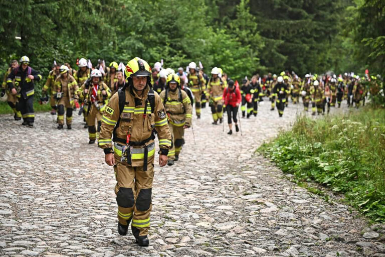 Ponad 200 strażaków wyruszyło w Tatry promować ideę dawstwa szpiku. W akcji wzięli też udział druhowie z Dobromierza [FOTO]