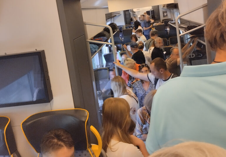 „Nie ma gdzie usiąść, obsada konduktorska nie nadąża ze sprzedażą biletów”. Podróżni skarżą się na tłok w pociągach na trasie Świdnica-Wrocław