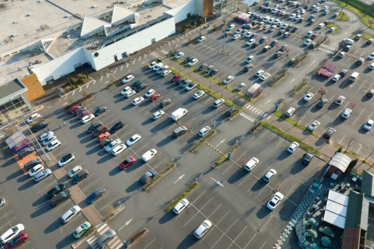 Parking przy lotnisku – czy to usługa tylko dla najbogatszych? Oferta Parking Warszawa Lotnisko